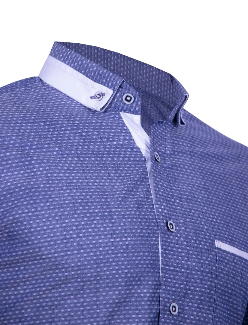 Detalle cuello camisa azul con blanco