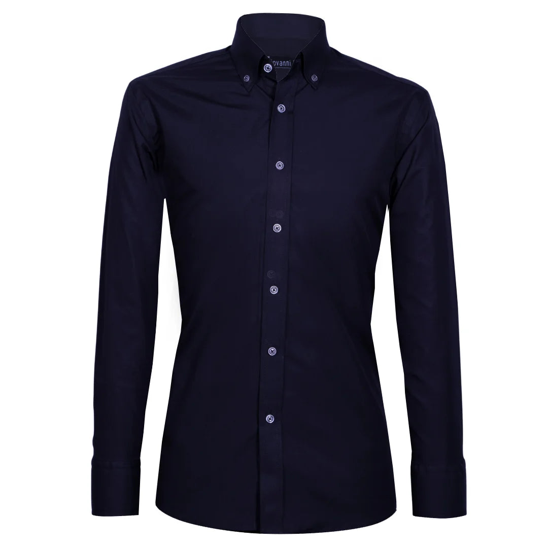 Camisa negra con botones blanco y negro, cuello con corte y boton en el cuello.