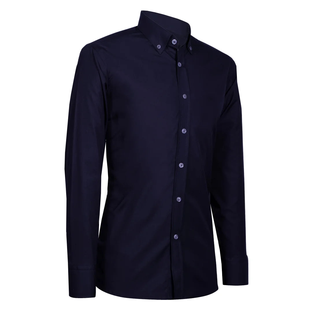 Camisa negra con botones blanco y negro, cuello con corte y boton en el cuello.
