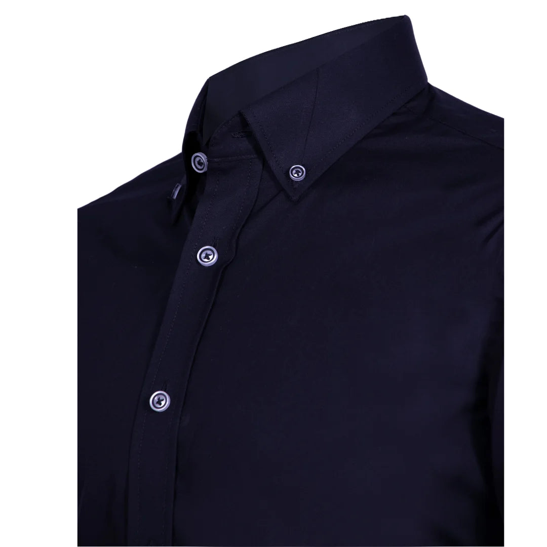 Camisa negra con botones blanco y negro, cuello con corte y boton en el cuello.