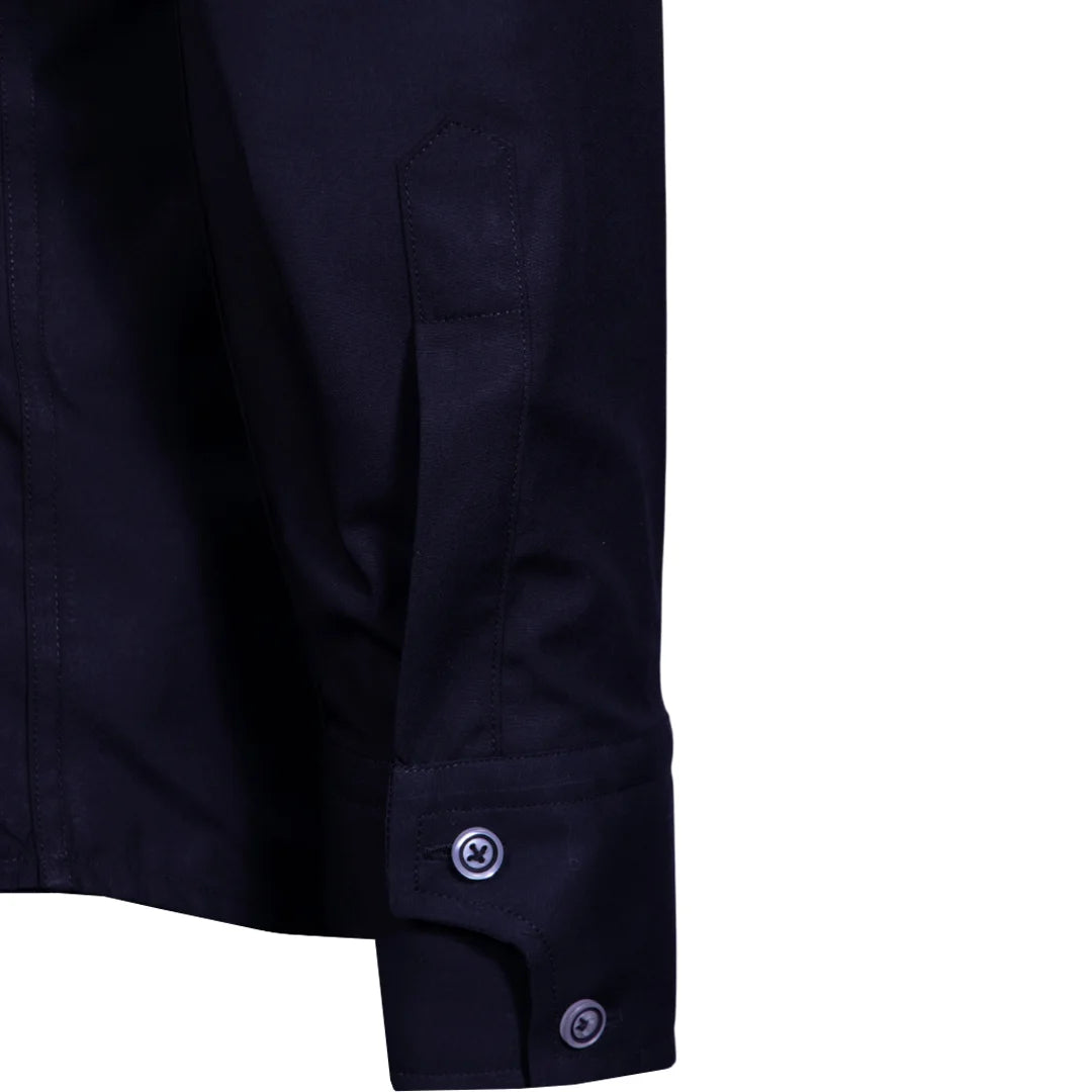 Camisa negra con botones blanco y negro, cuello con corte y boton en el cuello.