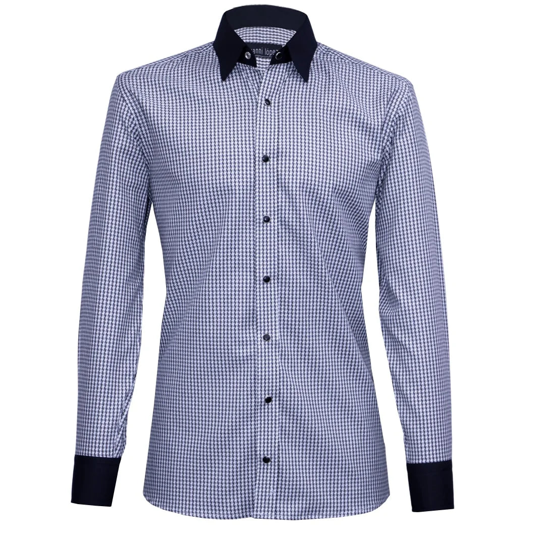 Camisa cuadros gallineto, cuello y puños negros, cierre con broche.