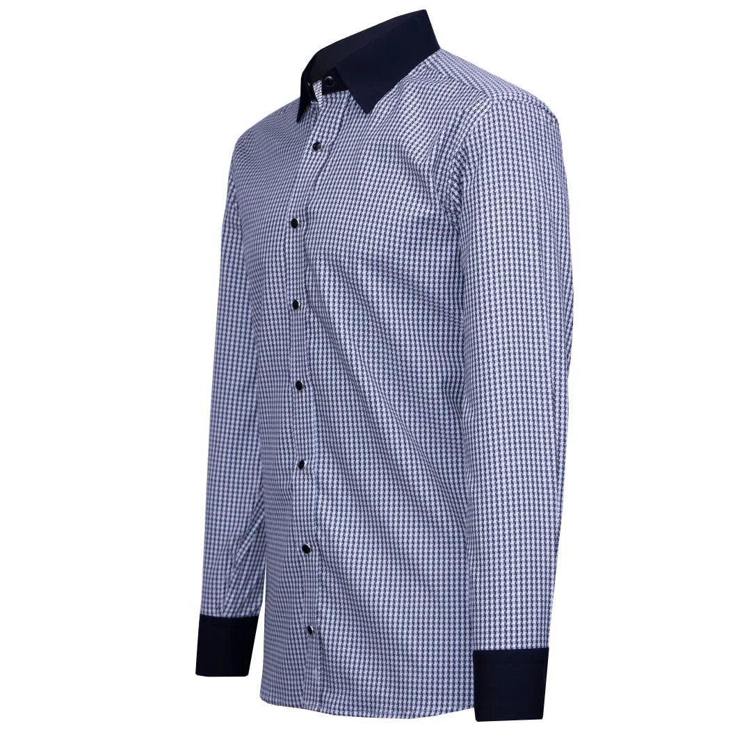 Camisa cuadros gallineto, cuello y puños negros, cierre con broche.