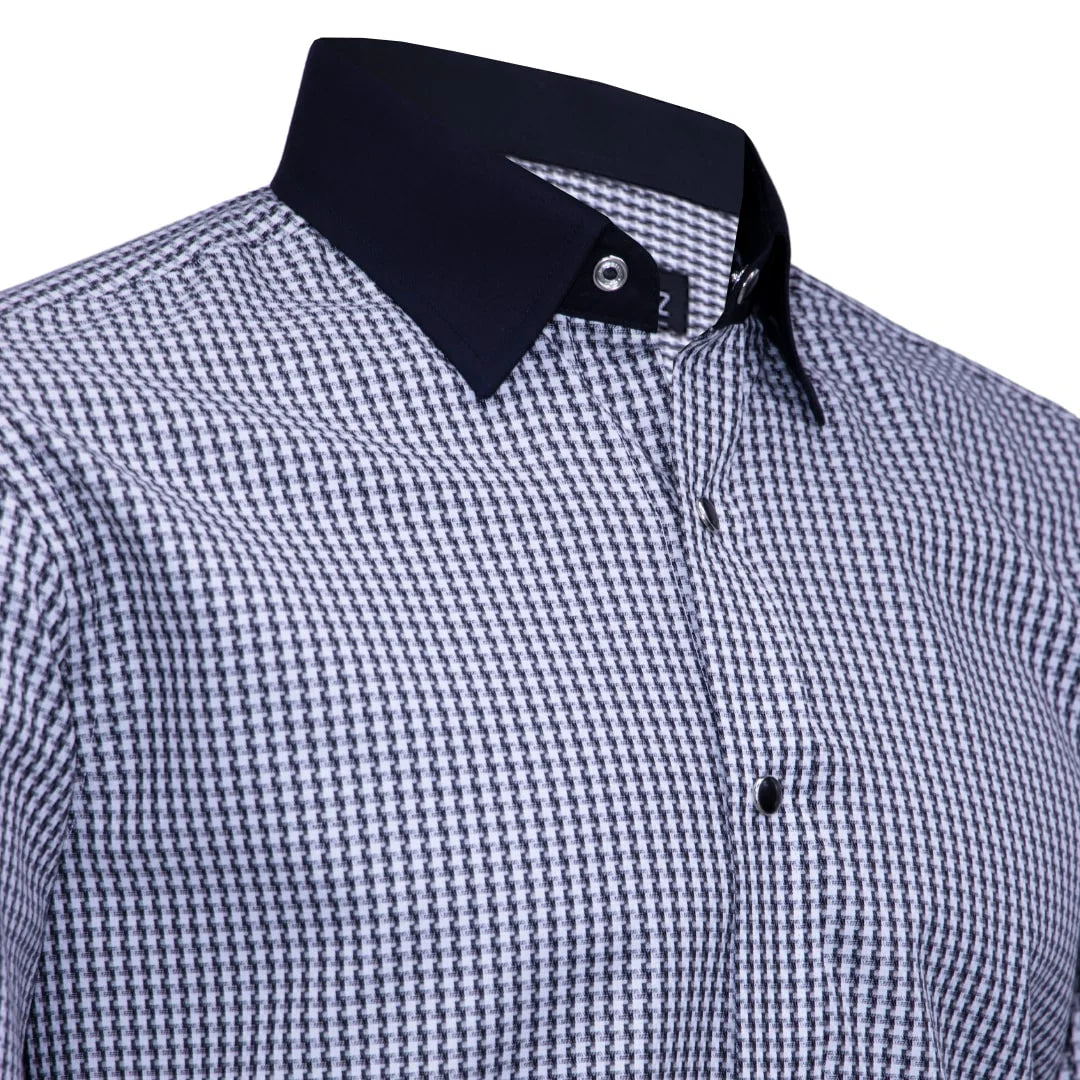 Camisa cuadros gallineto, cuello y puños negros, cierre con broche.