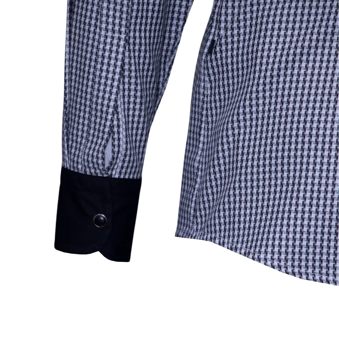 Camisa cuadros gallineto, cuello y puños negros, cierre con broche.