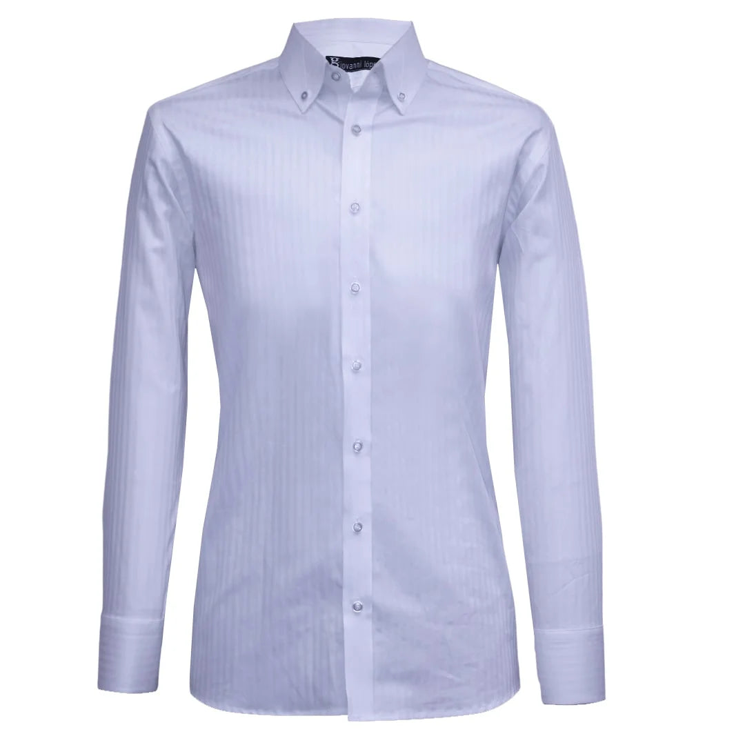 Camisa blanca tela rayas, corte en el cuello y botones con detalle en gris.