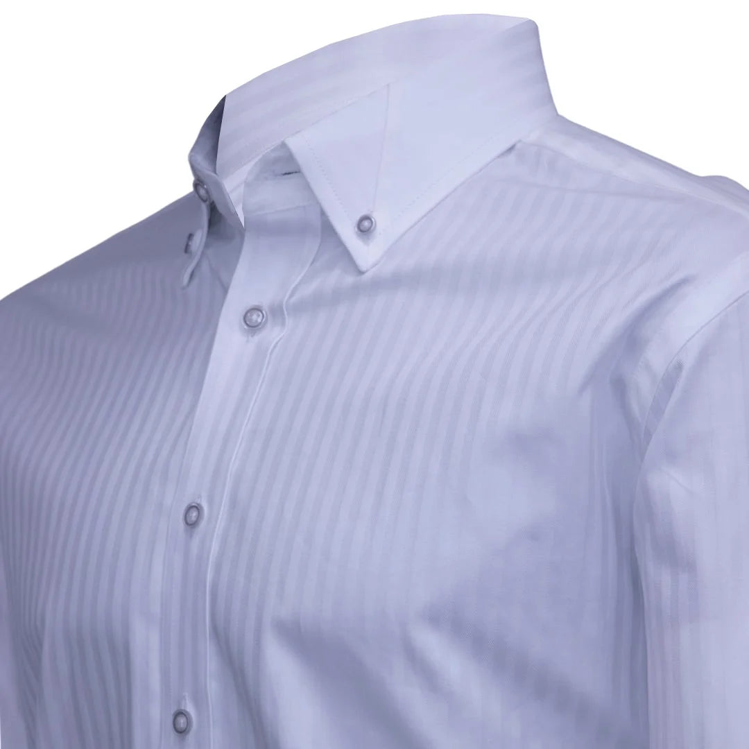 Camisa blanca tela rayas, corte en el cuello y botones con detalle en gris.