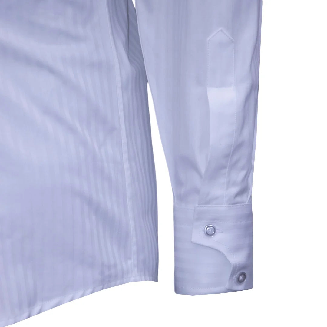 Camisa blanca tela rayas, corte en el cuello y botones con detalle en gris.