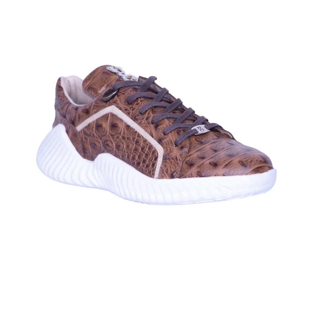 Tenis cuero cafe con textura, linea beige a los lados, suela blanca con volumen.