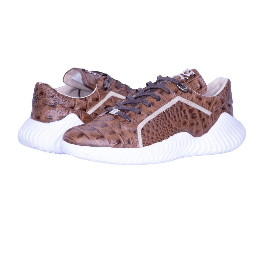Tenis cuero cafe con textura, linea beige a los lados, suela blanca con volumen.