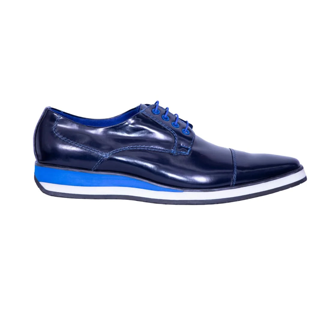 Zapato cuero azul oscuro, suela combinado en azul y blanco, estilo puntudo.