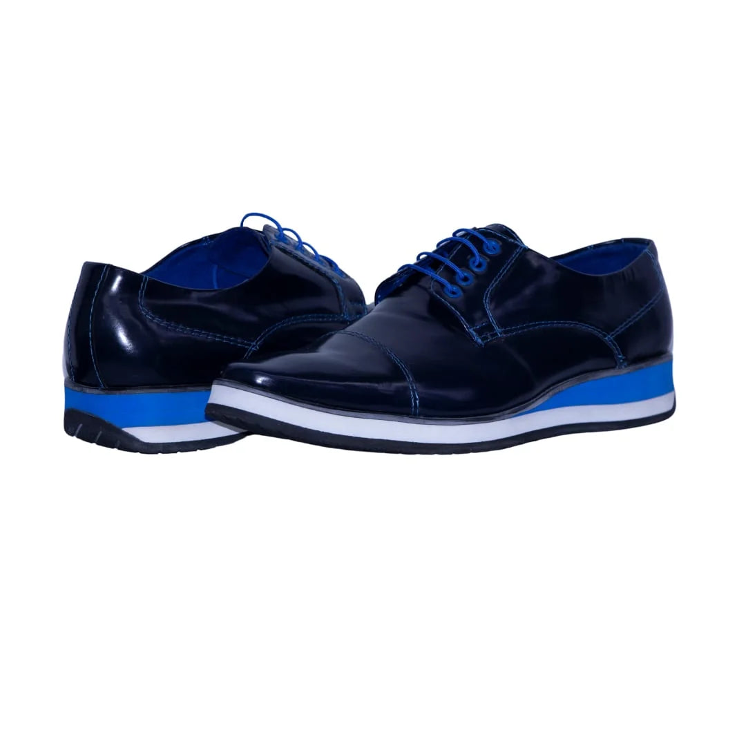 Zapato cuero azul oscuro, suela combinado en azul y blanco, estilo puntudo.
