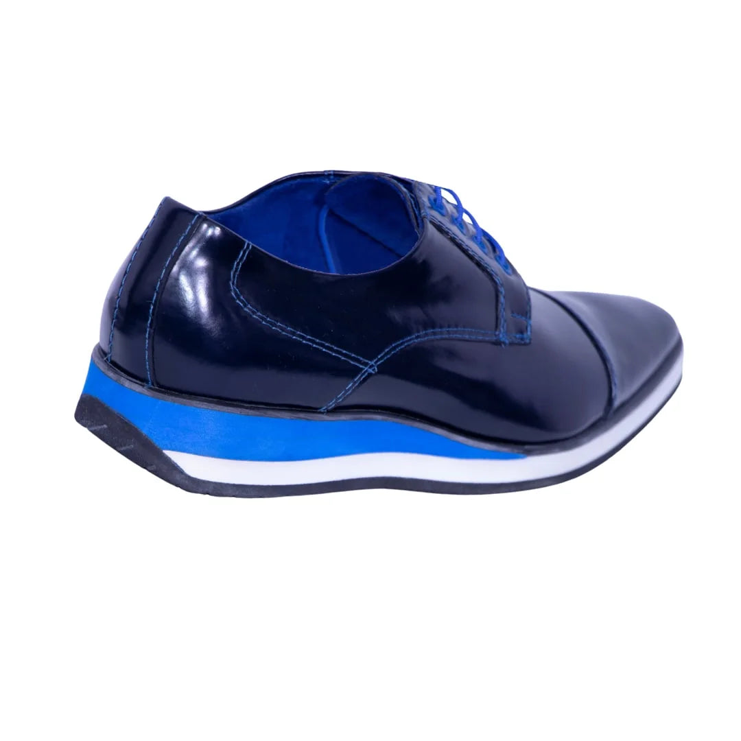 Zapato cuero azul oscuro, suela combinado en azul y blanco, estilo puntudo.