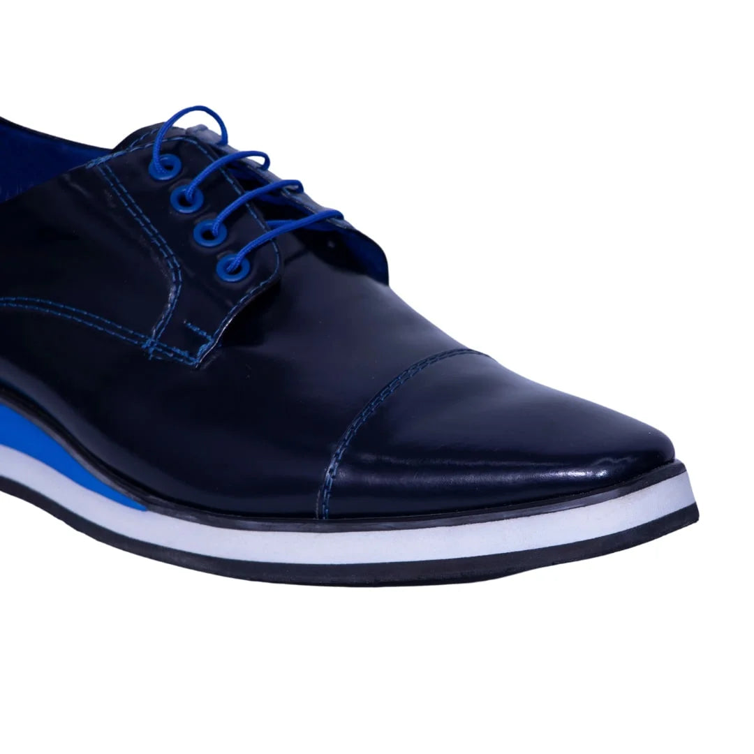 Zapato cuero azul oscuro, suela combinado en azul y blanco, estilo puntudo.