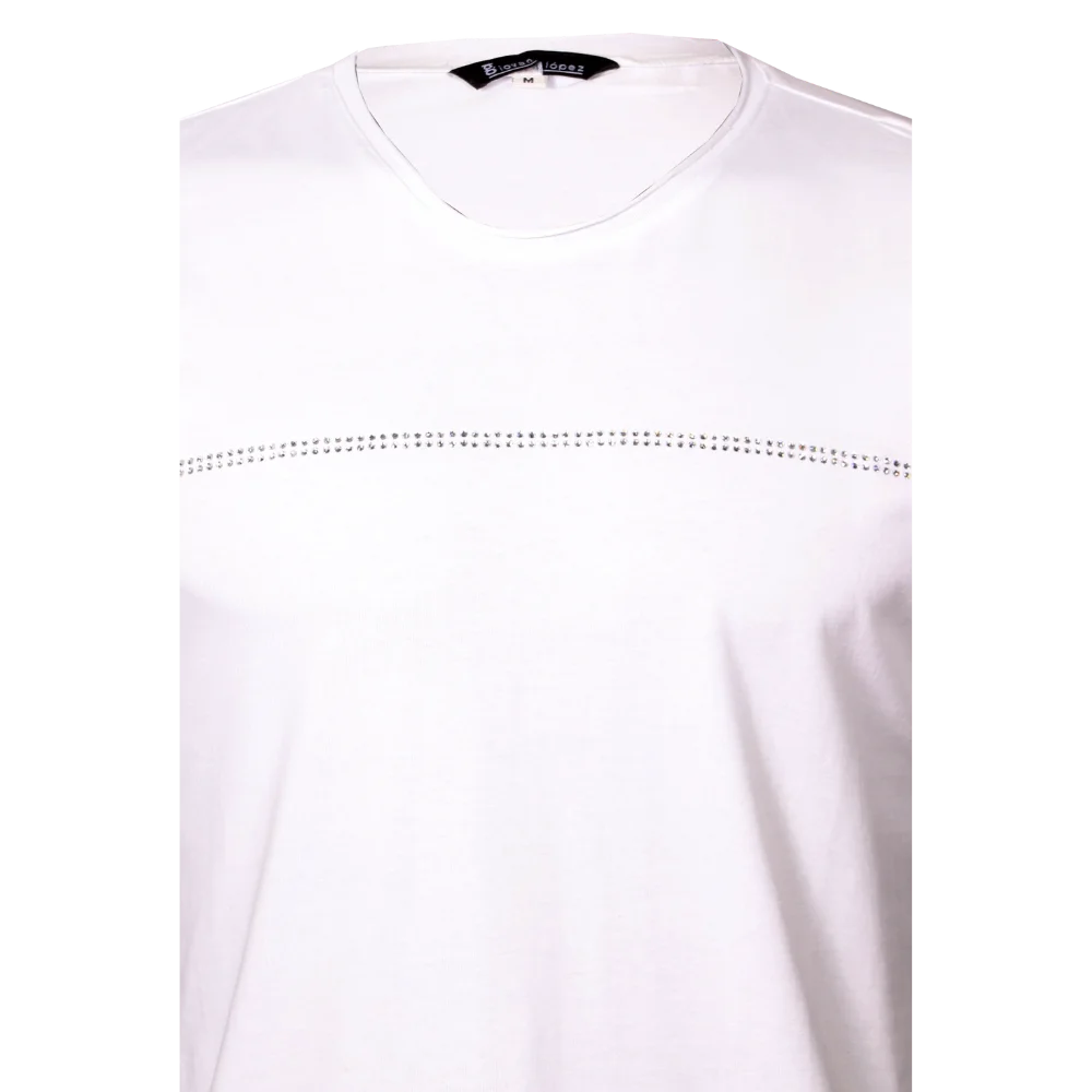 Camiseta Blanca Minimalista con Detalle Frontal Decorativo 1