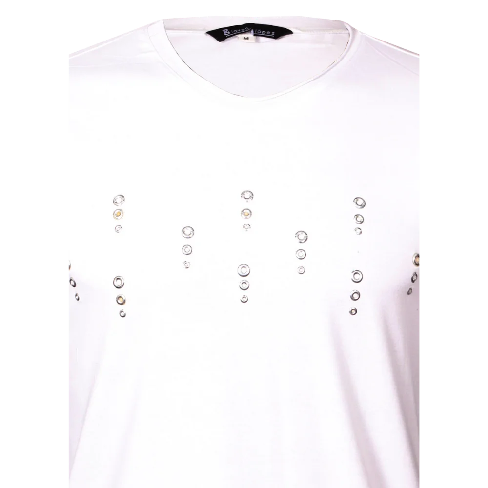 Camiseta blanca con apliques metálicos minimalistas 1